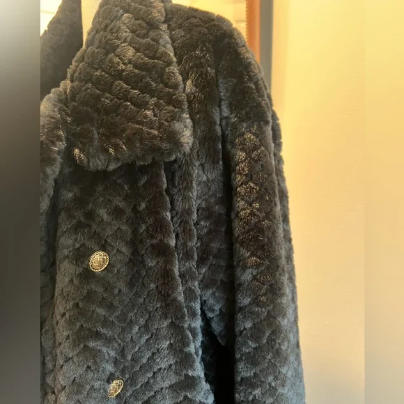 Faux fur coat - Picture 4 of 8